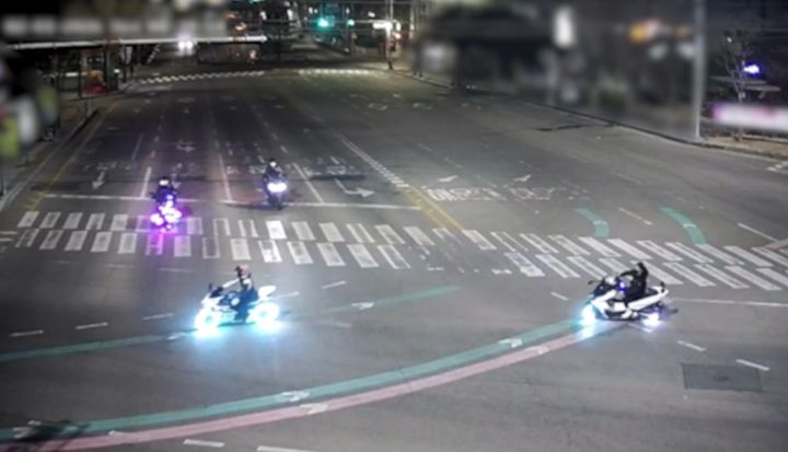 [부산=뉴시스] 1일 오전 동래구 안락교차로에서 오토바이 폭주를 벌이고 있는 일당. (사진=부산경찰청 제공) 2026.02.25. photo@newsis.com *재판매 및 DB 금지