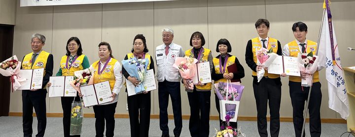 [울산=뉴시스] 울산병원 봉사회가 적십자 인도주의 활동과 지역사회 이웃사랑 실천에 앞장선 공로를 인정받아 울산광역시장 표창을 수상하고 있다. (사진=울산병원 제공) 2026.02.25. photo@newsis.com *재판매 및 DB 금지