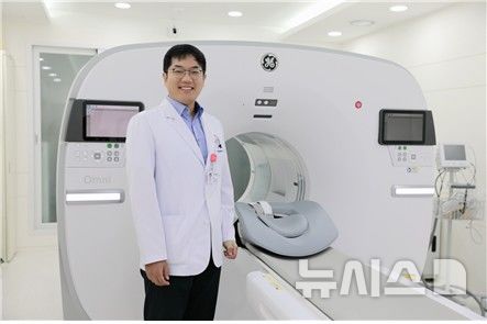 [서울=뉴시스] 이석현 한림대강남성심병원 영상의학과 교수가 3세대 디지털 PET-CT를 설명하고 있다. (사진= 한림대강남성심병원 제공)