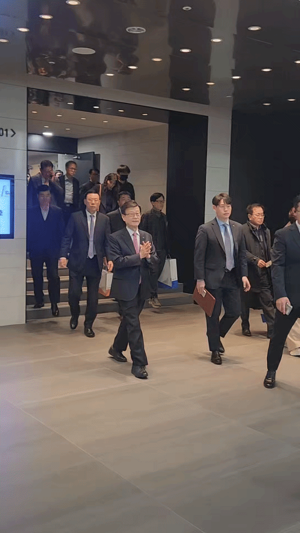 [서울=뉴시스] 윤진식 한국무역협회 회장이 25일 서울 코엑스에서 열린 2026년도 정기 총회 후 행사장을 빠져나가는 모습. (사진=이창훈 기자) 2026.02.25 photo@newsis.com *재판매 및 DB 금지 *재판매 및 DB 금지