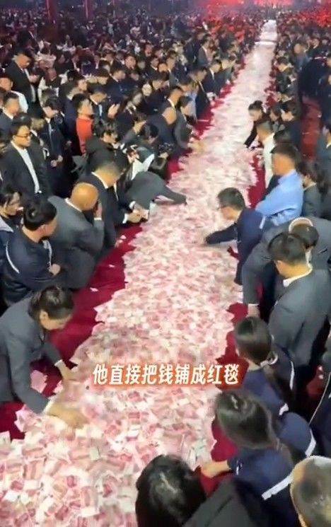 [서울=뉴시스]보너스를 현금으로 뿌린 중국 기업. (사진출처: 웨이보) 2026.02.25.