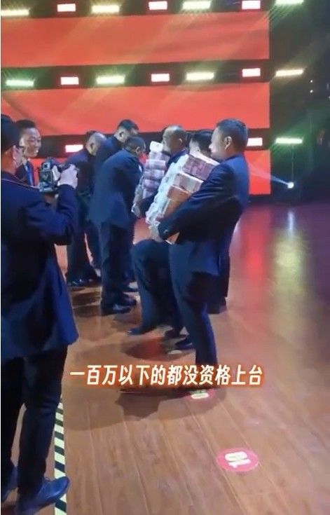 [서울=뉴시스]현금 다발로 받은 보너스를 안고 있는 직원. (사진출처: 웨이보) 2026.02.25.