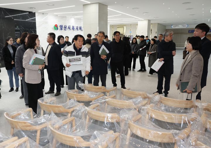 [양산=뉴시스] 복지허브타운의 시설 및 운영 준비상황을 점검하고 있다. (사진=양산시 제공) 2026.02.25. photo@newsis.com *재판매 및 DB 금지