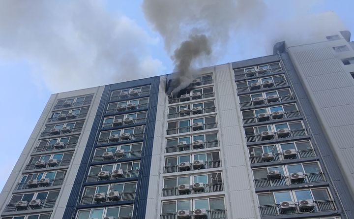 [정읍=뉴시스] 25일 오전 11시55분께 전북 정읍시 수성동의 한 아파트에서 불이 나 창문으로 연기가 피어오르고 있다. (사진=전북도소방본부 제공) 2026.02.25. photo@newsis.com *재판매 및 DB 금지