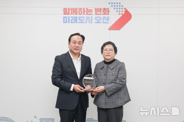 [오산=뉴시스] 오산시 이권재시장(사진 왼쪽)이 '1일 명예시장'으로 위촉된 김태연 한국장애인부모회 오산지부장과 기념사진을 찍고 있다. (사진=오산시 제공) 2026.02.25.photo@newsis.com 