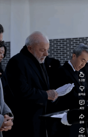 [서울=뉴시스] 룰라 브라질 대통령이 지난 23일 현충원 참배를 앞두고 장갑을 착용하고 있다. (영상출처: 유튜브 캡처) 2026.02.25. *재판매 및 DB 금지