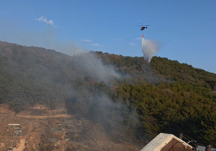 [창원=뉴시스] 강경국 기자 = 지난 21일 경남 창원시 의창구 야산에서 산불이 발생한 가운데 소방헬기가 투입돼 산불을 진압하고 있다. (사진=창원소방본부 제공). 2026.02.25. photo@newsis.com *재판매 및 DB 금지