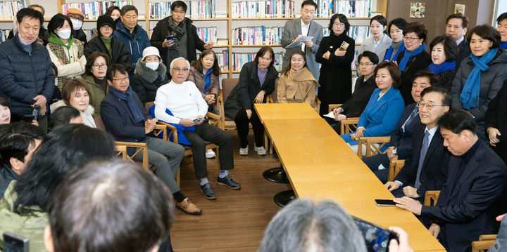 [서울=뉴시스] 김윤덕 국토교통부 장관이 25일 오전 성남·용인 일대 수도권 동남부 지역 철도 역사 및 노선 신설 건의 현장을 찾아 주민 의견을 청취하고 있다. 2026.02.25. (사진=국토교통부 제공) photo@newsis.com *재판매 및 DB 금지