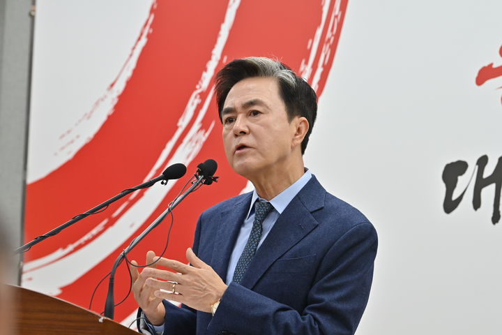 [홍성=뉴시스] 김태흠 충남도지사가 25일 충남도청 프레스센터에서 행정통합 현안과 관련해 기자회견을 하고 있다. (사진=충남도청 제공) 2026.02.25 photo@newsis.com *재판매 및 DB 금지