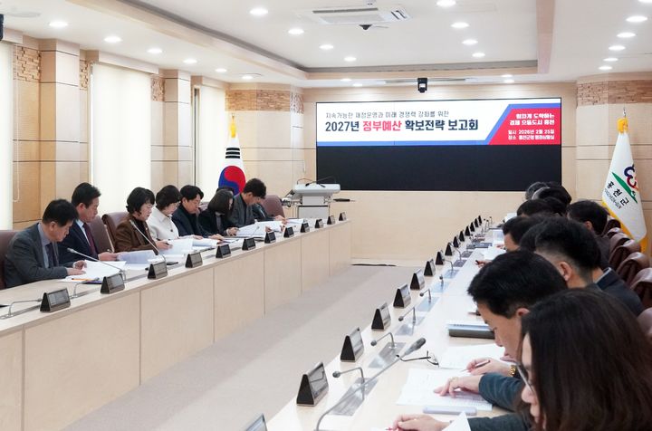 [홍천=뉴시스] 25일 홍천군(군수 신영재)은 이날  ‘제1차 2027년도 정부 예산 확보 전략보고회’를 열어 내년 정부 예산 확보 목표를 2590억원으로 잡고 국도 비 확보에 본격적으로 나섰다고 밝혔다. 홍천군 제공.  *재판매 및 DB 금지