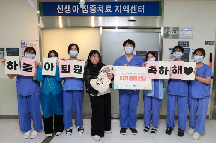 [창원=뉴시스]삼성창원병원 의료진들이 '하늘이'의 퇴원을 축하하는 모습. (사진=삼성창원병원 제공) 2026.02.25.photo@newsis.com *재판매 및 DB 금지