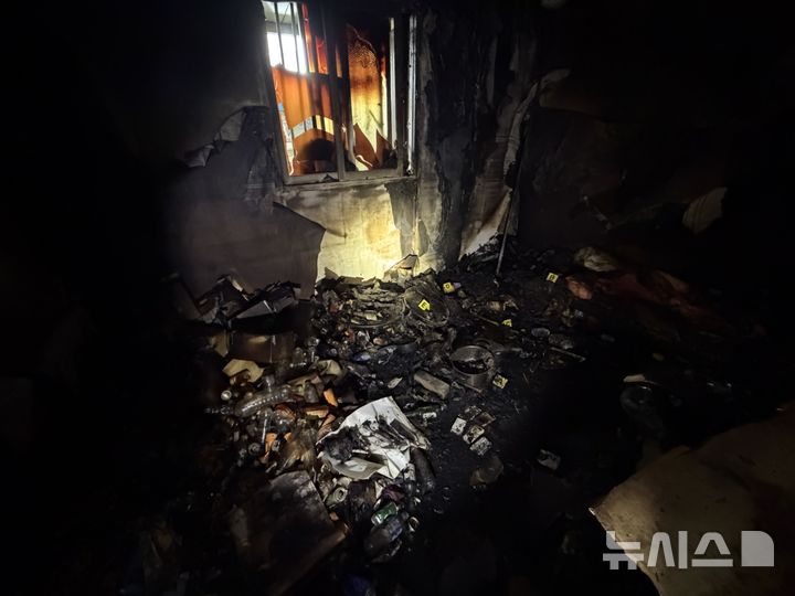 [대구=뉴시스] 25일 오전 3시59분께 대구 동구 효목동 한 2층짜리 단독주택 1층에서 화재가 발생했다. (사진=대구동부소방서 제공) 2026.02.25. photo@newsis.com