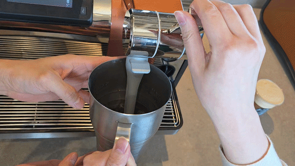 [서울=뉴시스] 이주혜 기자 = 25일 서울 강남구 스타벅스 지원센터에서 열린 커피 클래스에서 에스프레소와 얼음에 공기를 주입하는 '에어레이팅'을 선보이는 모습. *재판매 및 DB 금지 *재판매 및 DB 금지