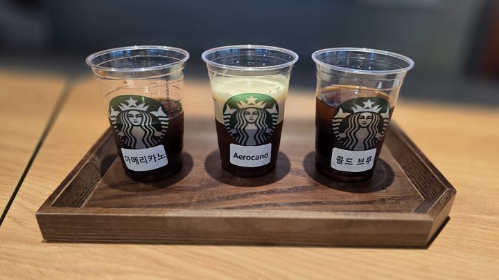 [서울=뉴시스] 이주혜 기자 = 25일 서울 강남구 스타벅스 지원센터에서 열린 커피 클래스에서 제공된 스타벅스 아메리카노(왼쪽)와 에어로카노(가운데), 콜드브루. *재판매 및 DB 금지