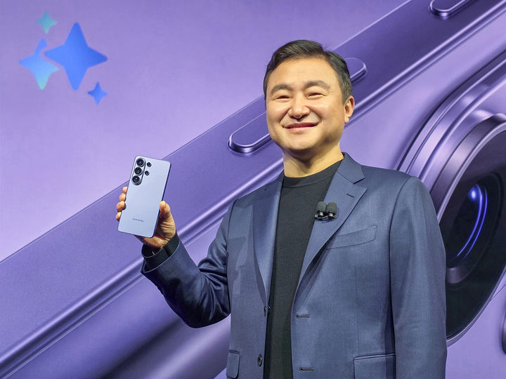 25일(현지시간) 미국 샌프란시스코에 위치한 팰리스 오브 파인 아트에서 개최된 '갤럭시 언팩 2026(Galaxy Unpacked 2026)' 행사에서 삼성전자 대표이사 노태문 DX부문 사장이 3세대 AI폰 '갤럭시 S26 시리즈'를 소개하고 있다. (사진=삼성전자 제공) *재판매 및 DB 금지