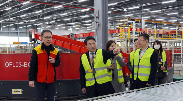 [인천공항=뉴시스]  박헌 인천공항세관장이 인천 영종도 특송업체를 방문해 통관현장 상황을 점검하고 있다. 2026.02.25. (사진=인천공항본부세관 제공) photo@newsis.com *재판매 및 DB 금지
