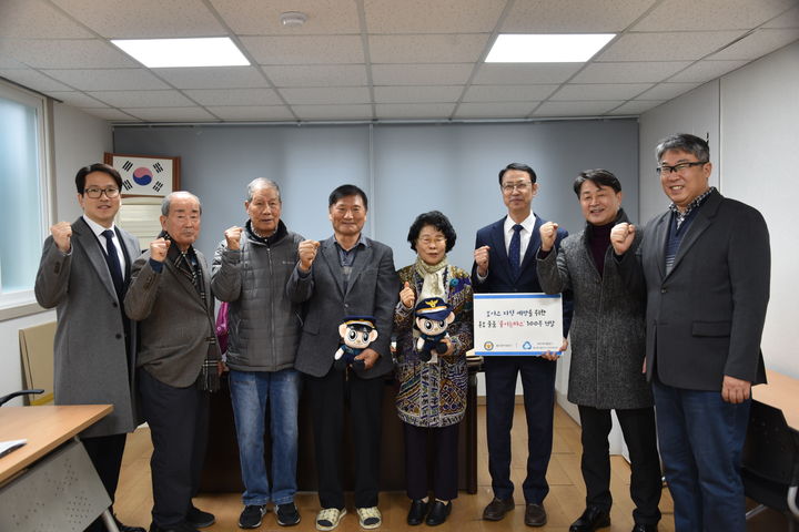 [울산=뉴시스] 울산중부경찰서는 25일 대한노인회 울산중구지회를 방문, 이철수 서장이 직접 보이스피싱 예방 교육을 실시했다. (사진=울산 중부경찰서 제공) 2026.02.25. photo@newsis.com *재판매 및 DB 금지