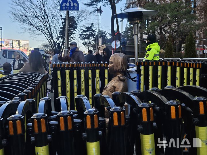 [서울=뉴시스] 조성하 기자 = 25일 서울 종로구 주한일본대사관 앞 평화의 소녀상 앞에서 제1741차 일본군성노예제 문제해결을 위한 수요시위가 열리고 있다. 2026.02.25. create@newsis.com 