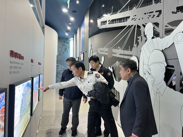 [부산=뉴시스] 25일 BPA 신항지사에서 창원소방본부 관계자들이 부산항에 대한 설명을 듣고 있다. (사진=BPA 제공) 2026.02.25. photo@newsis.com *재판매 및 DB 금지