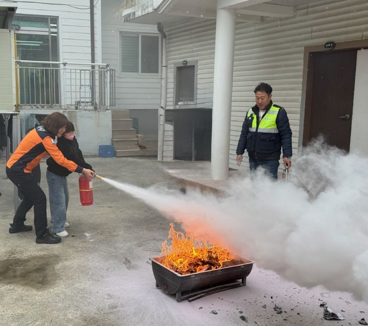 [부산=뉴시스] 24일 여수아이꿈터에서 소방 안전 실습 교육이 진행되고 있다. (사진=한국수산자원공단 제공) 2026.02.24. photo@newsis.com *재판매 및 DB 금지