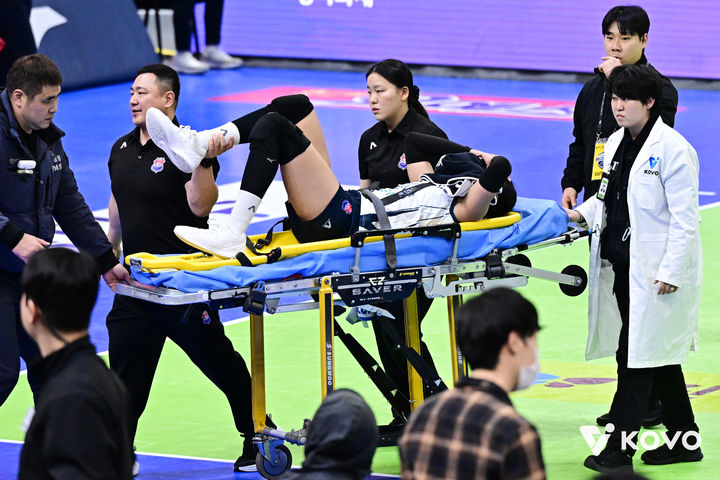 [서울=뉴시스] 프로배구 한국도로공사 타나차가 24일 수원체육관에서 열린 진에어 2025~2026 V-리그 여자부 현대건설과의 경기에서 발목 부상을 당해 실려 나가고 있다. (사진=KOVO 제공) 2026.02.24. *재판매 및 DB 금지