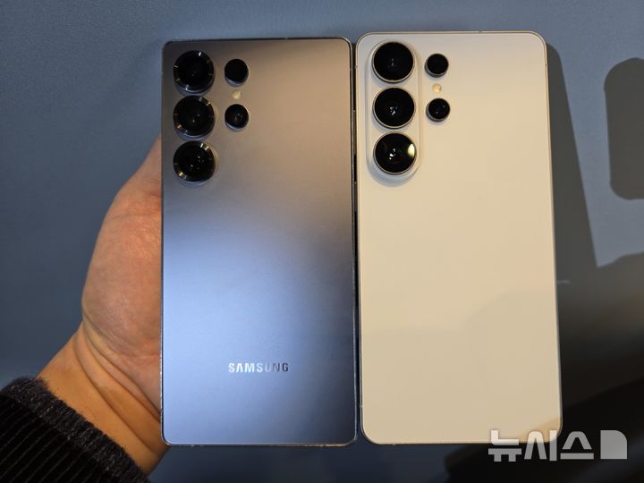 [샌프란시스코=뉴시스]갤럭시 S26 울트라(오른쪽)와 갤럭시 S25 울트라의 모습. (사진=윤현성 기자)