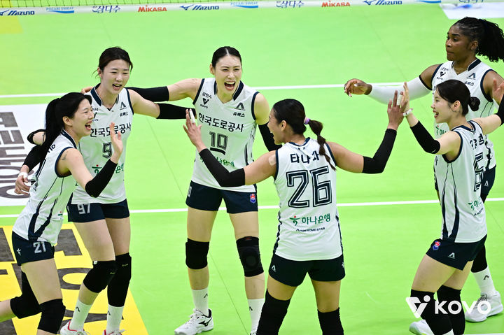 [서울=뉴시스] 프로배구 한국도로공사 선수들이 24일 수원체육관에서 열린 진에어 2025~2026 V-리그 여자부 현대건설과의 경기에서 득점을 낸 뒤 기뻐하고 있다. (사진=KOVO 제공) 2026.02.24. *재판매 및 DB 금지