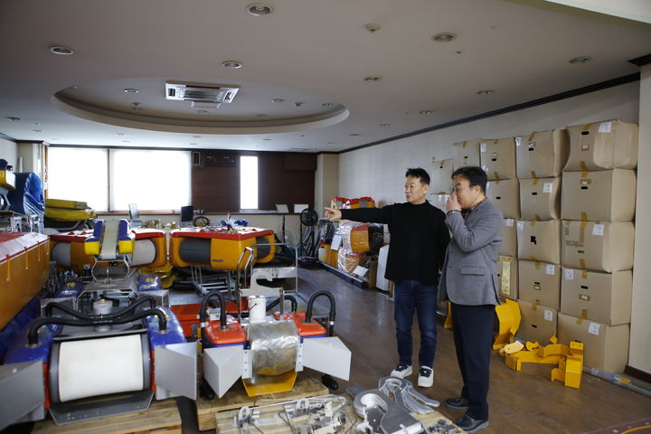 [부산=뉴시스] 신봉재(오른쪽) 부산지방조달청장이 25일 부산진구에 위치한 해양오염 방제기구 전문기업 코아이를 방문해 생산 현장을 점검하고 기업 애로사항을 청취하고 있다. (사진=부산지방조달청 제공) 2026.02.25. photo@newsis.com *재판매 및 DB 금지