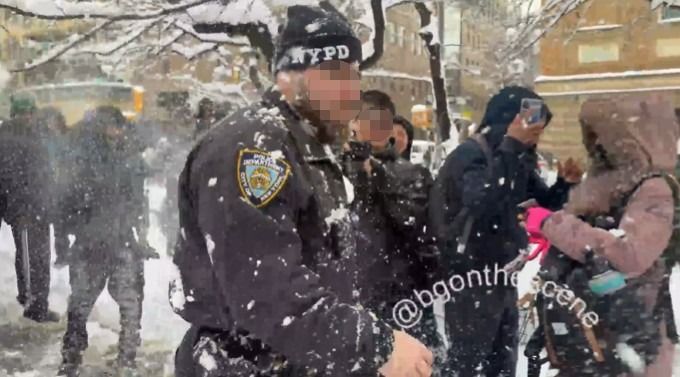 [뉴시스]최근 미국 워싱턴 스퀘어 파크에서 열린 대규모 눈싸움에서 경찰을 향해 눈덩이를 던진 사람들을 찾기 위해 뉴욕 경찰국이 수사에 나섰다. (사진 = X 캡처) *재판매 및 DB 금지