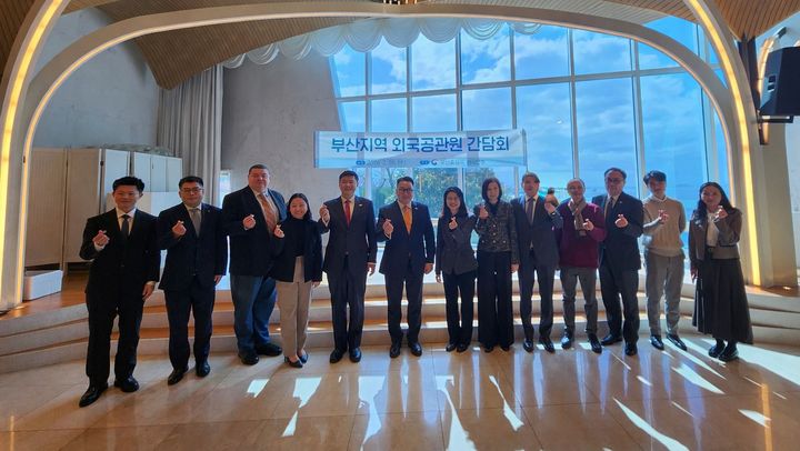 [부산=뉴시스] 25일 부산출입국·외국인청은 주한 외국 공관원 간담회를 열고 기념 사진을 촬영하고 있다. (사진=부산출입국·외국인청 제공) 2026.02.25. photo@newsis.com *재판매 및 DB 금지