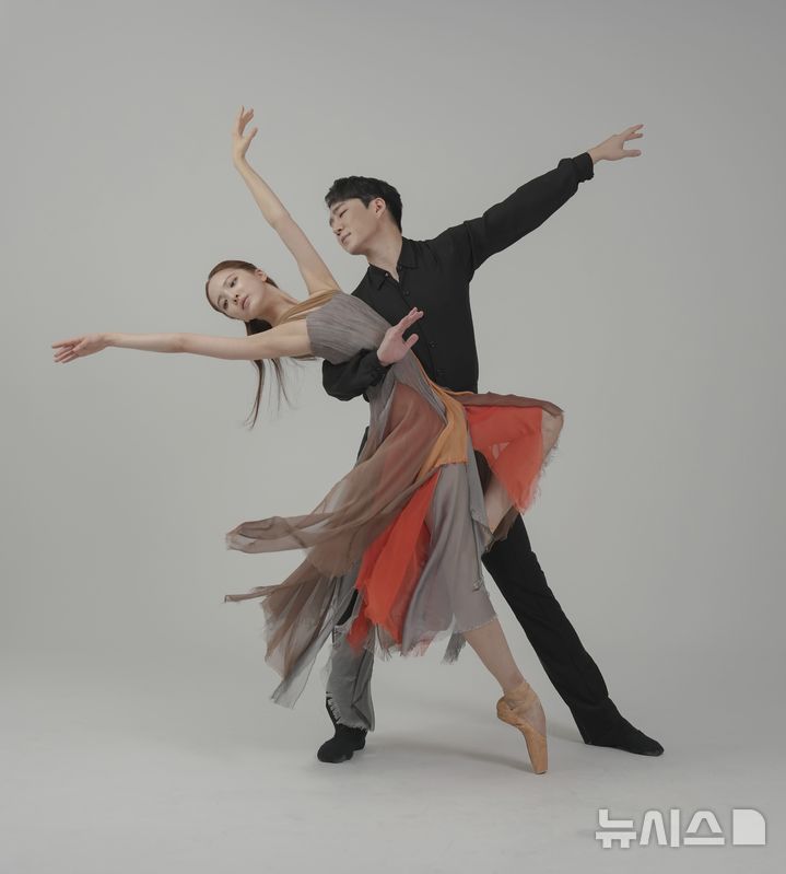 [서울=뉴시스]안중근 역의 박관우와 아내 김아려 역의 염다연이 파드되를 추고 있다. (사진=M발레단 제공)