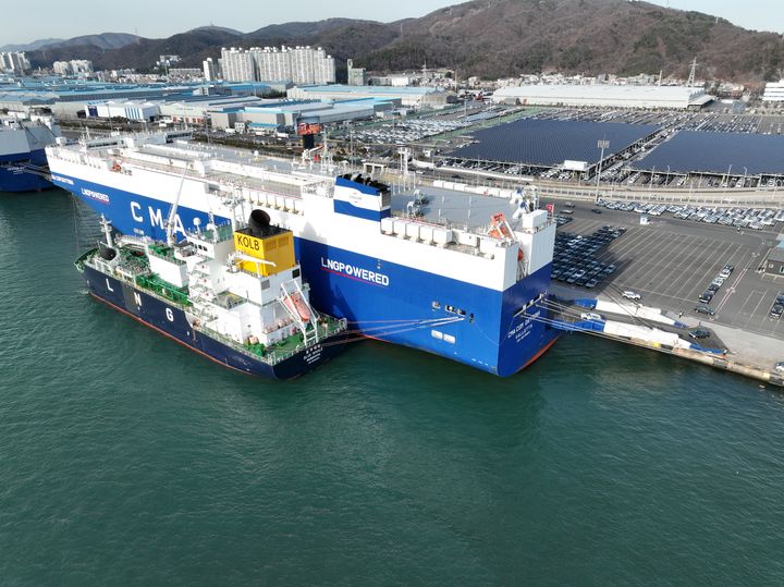 [울산=뉴시스] 울산항만공사가 하역작업 중인 자동차운반선에 액화천연가스(LNG)를 성공적으로 급유했다. 사진은 지난 23일부터 24일까지 이틀간  울산항 자동차부두에서 진행된 LNG 급유 작업 모습. (사진=울산항만공사 제공) phto@newsis.com *재판매 및 DB 금지