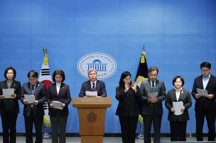 [서울=뉴시스]조국혁신당은 25일 오후 국회 소통관에서 '공소청·중대범죄수사청법 정부 재입법 예고 관련 기자회견'을 진행했다. (사진=조국혁신당 제공) 2026.02.25. photo@newsis.com *재판매 및 DB 금지