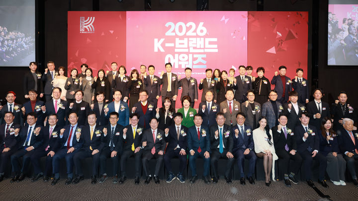 [통영=뉴시스] 신정철 기자= 경남 통영시가 25일, 서울 더플라자호텔 그랜드볼룸에서 열린 '2026 K-브랜드 어워즈' 시상식에서 K-도시 해양관광도시 부문 수상의 영예를 안았다. 사진은 천영기 통영시장(사진, 앞줄 왼쪽 4번째)이 '2026 K-브랜드 어워즈' 시상식에서 기념사진을 촬영하고 있는 모습.(사진=통영시 제공).2026.02.25. photo@newsis.com *재판매 및 DB 금지