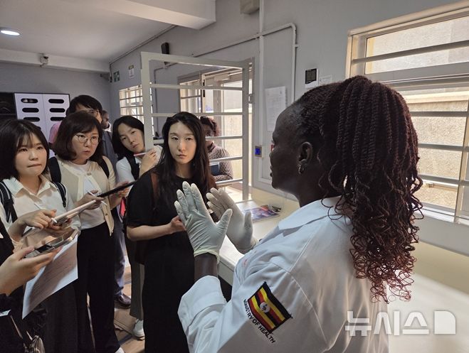 [서울=뉴시스] 한국국제협력단 국별협력사업 우간다 부소가지역 혈액수혈체계 강화사업을 위한 현지조사단이 우간다 보건당국 담당자로부터 혈액사업 현황을 청취하고 있다. (사진 제공=대한적십자사) 2026.02.25. photo@newsis.com