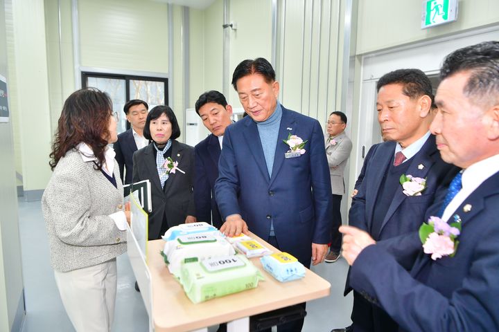 [장성=뉴시스] 전남 장성군 장애인 보호작업장·주간보호센터 준공식이 열린 25일 김한종 장성군수가 보호작업장에서 생산 예정인 제품을 살펴보고 있다. (사진 = 장성군 제공) 2026.02.25. photo@newsis.com *재판매 및 DB 금지