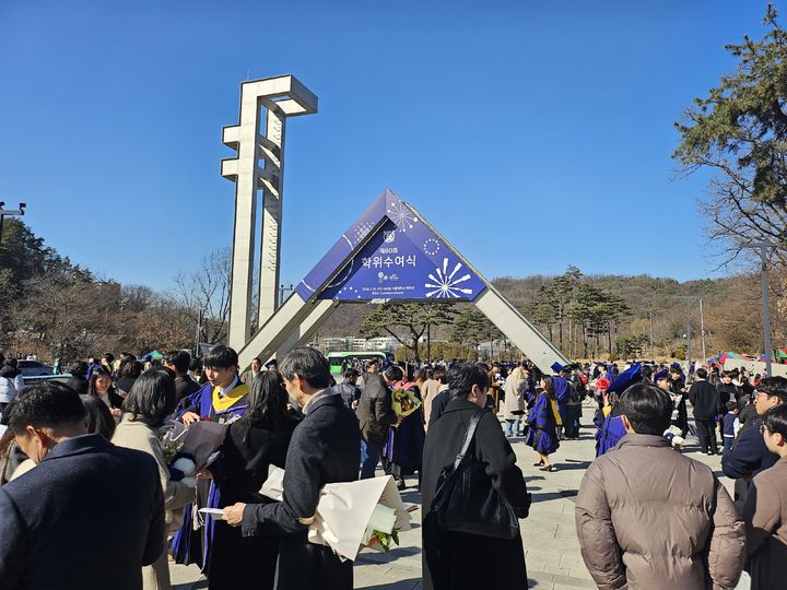 [서울=뉴시스] 조수원 기자 = 2026학년도 서울대 졸업식이 25일 오후 2시께 관악캠퍼스 종합체육관에서 열린 가운데 국립 서울대학교를 뜻하는 조형물 '샤' 앞에서 사진을 찍는 졸업생 및 가족들의 모습.2026.02.25. tide1@newsis.com *재판매 및 DB 금지