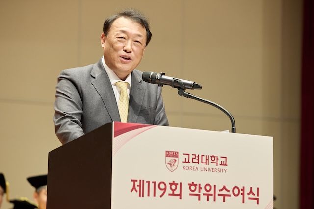[서울=뉴시스] 최준영 기아 사장이 고려대 '제119회 학위수여식'에서 축사를 전하고 있다. (사진=고려대 제공) 2026.02.25. photo@newsis.com *재판매 및 DB 금지
