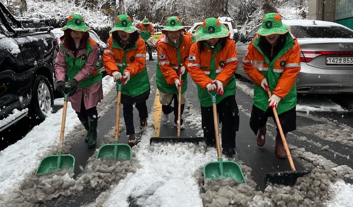 [대구=뉴시스] 대구 북구 구암동 행정복지센터는 기습 강설에 따른 주민 불편을 최소화하기 위해 긴급 제설 활동을 실시했다. (사진=대구 북구 제공) 2026.02.25. photo@newsis.com *재판매 및 DB 금지