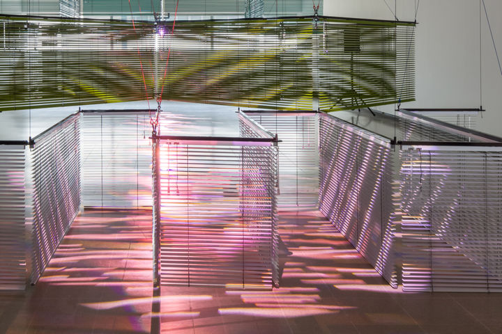 〈윤에 따른 엇갈린 랑데부Star-Crossed Rendezvous after Yun〉 2024 Aluminum venetian blinds, powder-coated aluminum hanging structure, steel wire rope, moving spotlights, DMX controller, speakers, and tripods, with sound 400 x 530 x 1,274 cm Courtesy of the artist 사진: Mark Blower 이미지 제공: 국제갤러리 *재판매 및 DB 금지
