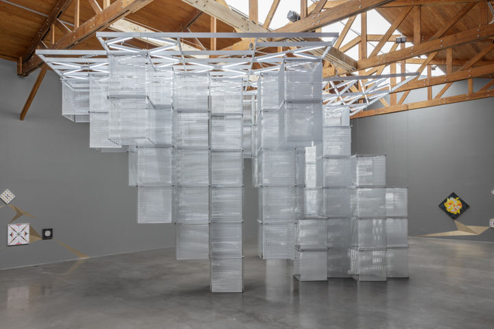 〈솔 르윗 뒤집기 – 1078배로 확장·복제하여 다시 돌려 놓은 K123456 Sol LeWitt Upside Down – K123456, Expanded 1078 Times, Doubled and Mirrored〉 2015 Aluminum venetian blinds, powder-coated aluminum hanging structure, steel wire rope, fluorescent tubes, cable Dimensions variable 《장식과 추상Ornament and Abstraction》 전시전경 멕시코 멕시코시티 쿠리만주토, 2017 사진: Omar Luis Olguín Courtesy of the artist 이미지 제공: 국제갤러리 *재판매 및 DB 금지