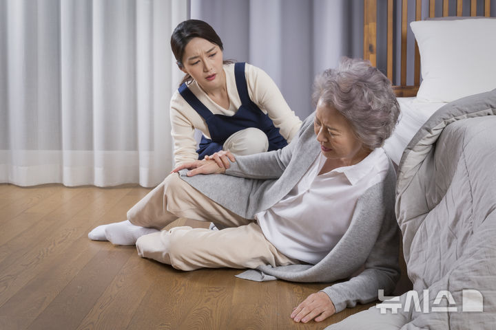 [서울=뉴시스] 근감소증은 노화로 인해 골격근육량이 줄어들면서 근력이 약해지고, 신체 기능이 떨어지는 현상을 말한다. (사진= 유토이미지 제공)