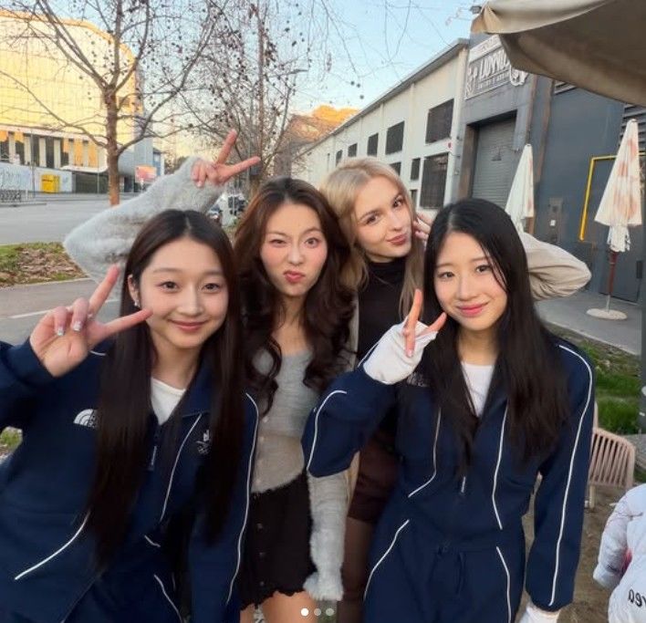 [뉴시스]한국 피겨스케이팅 여자 싱글 간판 이해인이 가장 오른쪽 자리에서 브이 표시를 하고 있다. (사진 = 이해인 인스타그램 캡처) *재판매 및 DB 금지