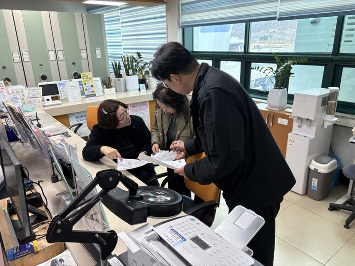 [밀양=뉴시스] 상동면 행정복지센터 직원이 방문 민원인에게 저소득층 치과 진료비 지원사업을 안내하고 있다. (사진= 밀양시 제공) 2026.02.25. photo@newsis.com *재판매 및 DB 금지