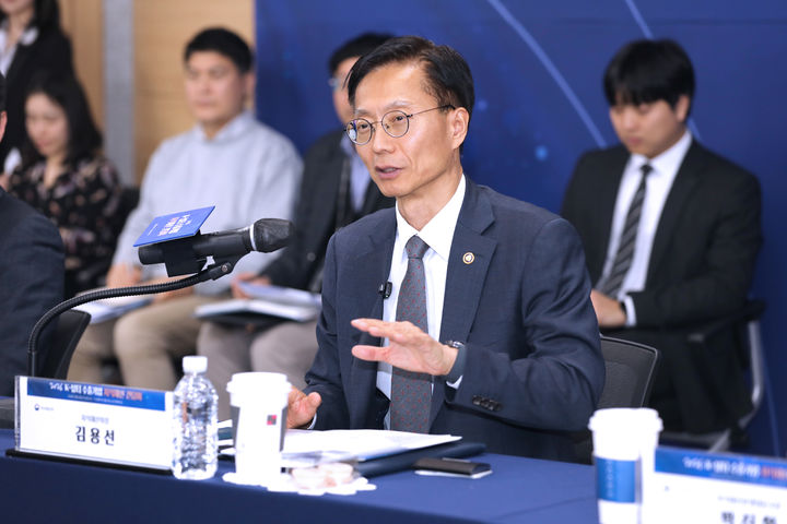 [서울=뉴시스] 25일 한국지식재산센터에서 열린 'K-뷰티 수출기업 지식재산 간담회'서 김용선 지식재산처장이 인사말을 하고 있다.(사진=지식재산처 제공)  *재판매 및 DB 금지