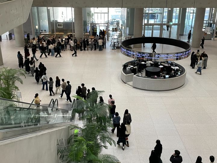 [서울=뉴시스] 서울 용산구 아모레퍼시픽 본사 1층 오설록 티아후스 1979점 앞에 말쫀쿠를 구매하려는 대기줄. (사진=블로그 캡처) *재판매 및 DB 금지