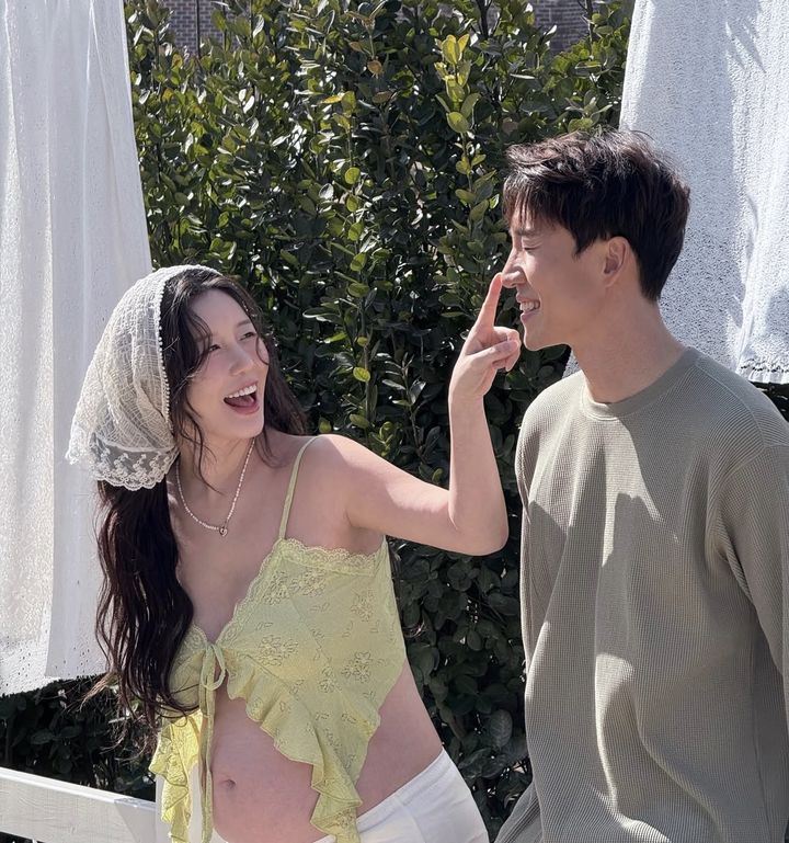 [서울=뉴시스] 가수 나비와 남편. (사진=나비 인스타그램 캡처) 2026.02.25. photo@newsis.com *재판매 및 DB 금지