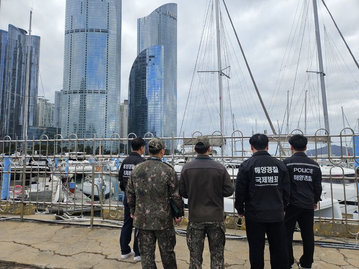 [부산=뉴시스] 25일 부산해양경찰서는 육군 부산여단과 함께 국경 범죄 취약지 현장 점검을 진행하고 있다. (사진=부산해경 제공) 2026.02.25. photo@newsis.com *재판매 및 DB 금지