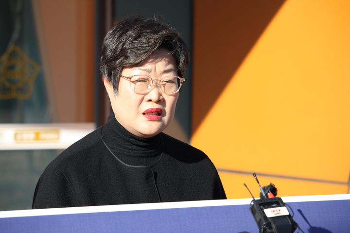 [아산=뉴시스] 최영민 기자=김희영 아산시의회 더불어민주당 원내대표가 25일 충남대전 행정통합 특별법안 보류 규탄 기자회견에서 회견문을 낭독하고 있다. 2026.02.25 ymchoi@newsis.com *재판매 및 DB 금지