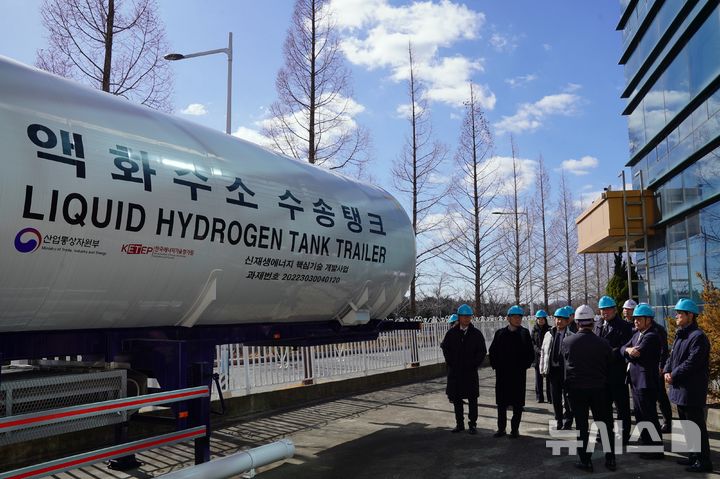 [세종=뉴시스]한국에너지기술평가원은 25일 수소 연구개발(R&D) 과제를 통해 우수한 연구성과를 창출한 크리오스를 방문해 그간의 연구성과를 격려하고 앞으로 기술사업화 지원 방향을 논의했다.(사진=에기평 제공)